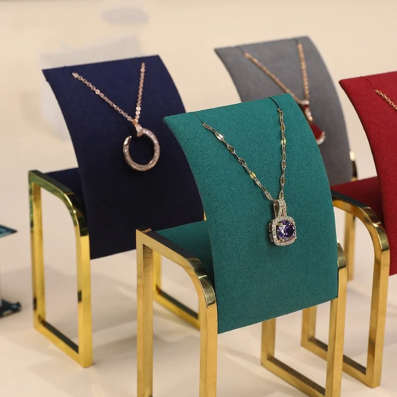 Стильные бархатные подставки для украшений с золотыми металлическими рамками для демонстрации ожерелий и колье
Стильные бархатные подставки для украшений с золотыми металлическими рамками для демонстрации ожерелий и колье