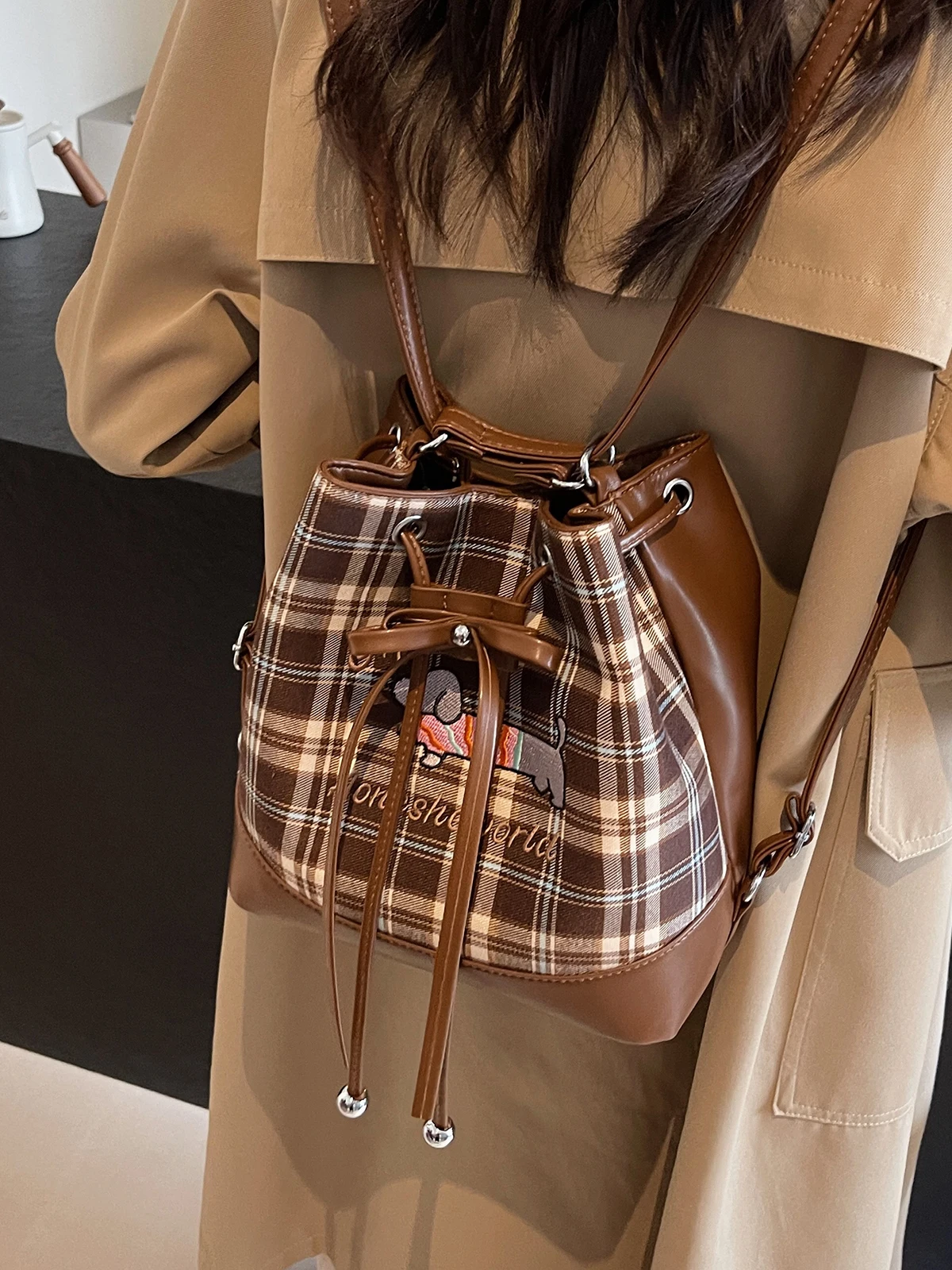 Popular plaid dog women's backpack 2024 new work retro backpack shoulder messenger bag
Popular plaid dog women's backpack 2024 new work retro backpack shoulder messenger bag