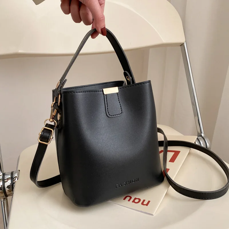 2025 Hot Sale New Women PU Leather Handbag Casual Tote Bag Lady Messenger Shoulder Bag Brand Design Female Totes Black
2025 Hot Sale New Women PU Leather Handbag Casual Tote Bag Lady Messenger Shoulder Bag Brand Design Female Totes Black