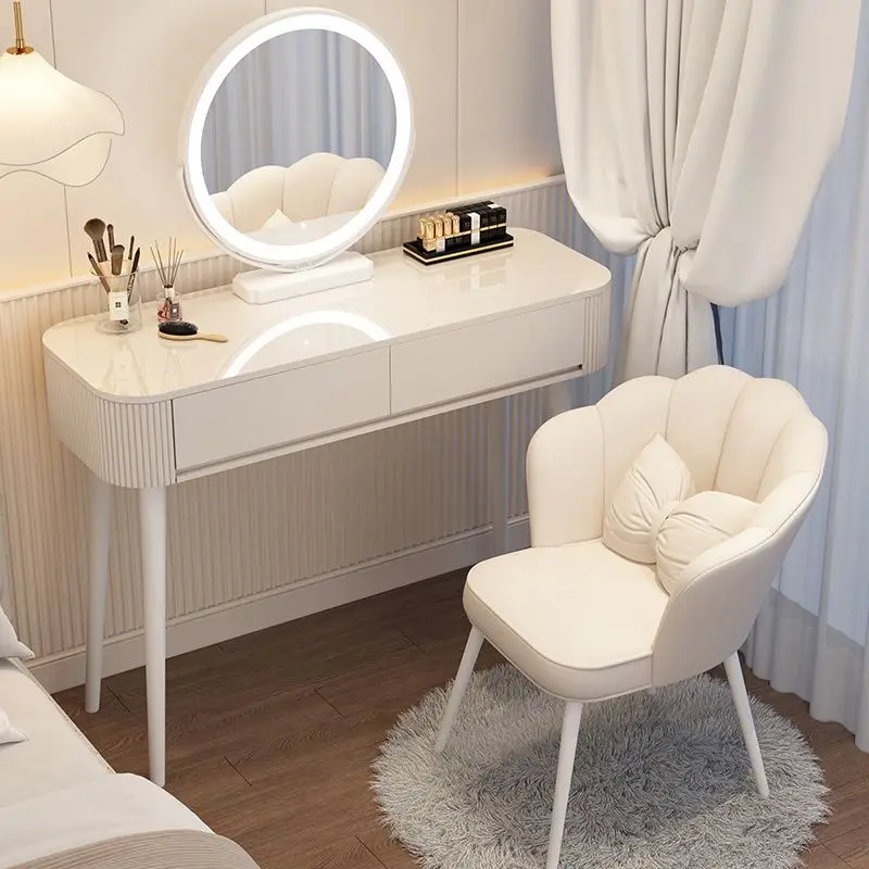 The bedroom is a simple and modern small apartment dressing table, light luxury wabi-sabi cream style dressing table 
The bedroom is a simple and modern small apartment dressing table, light luxury wabi-sabi cream style dressing table
