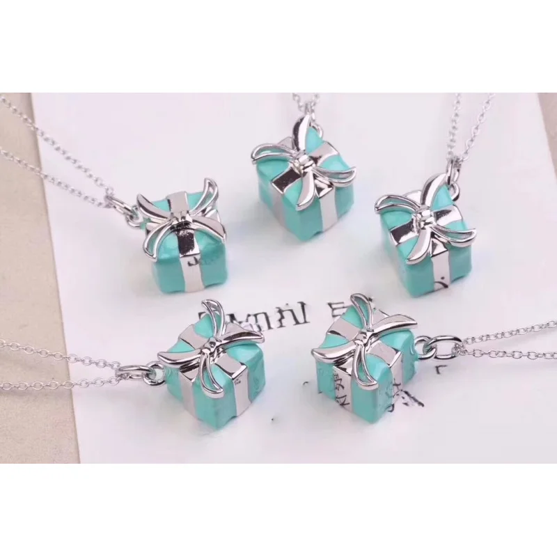Оригинальное дизайнерское женское колье из серебра S925 с подвеской в виде лёгкого бантика, подарок для женщин, изысканное ювелирное украшение для вечеринок и помолвки.
Оригинальное дизайнерское женское колье из серебра S925 с подвеской в виде лёгкого бантика, подарок для женщин, изысканное ювелирное украшение для вечеринок и помолвки.
