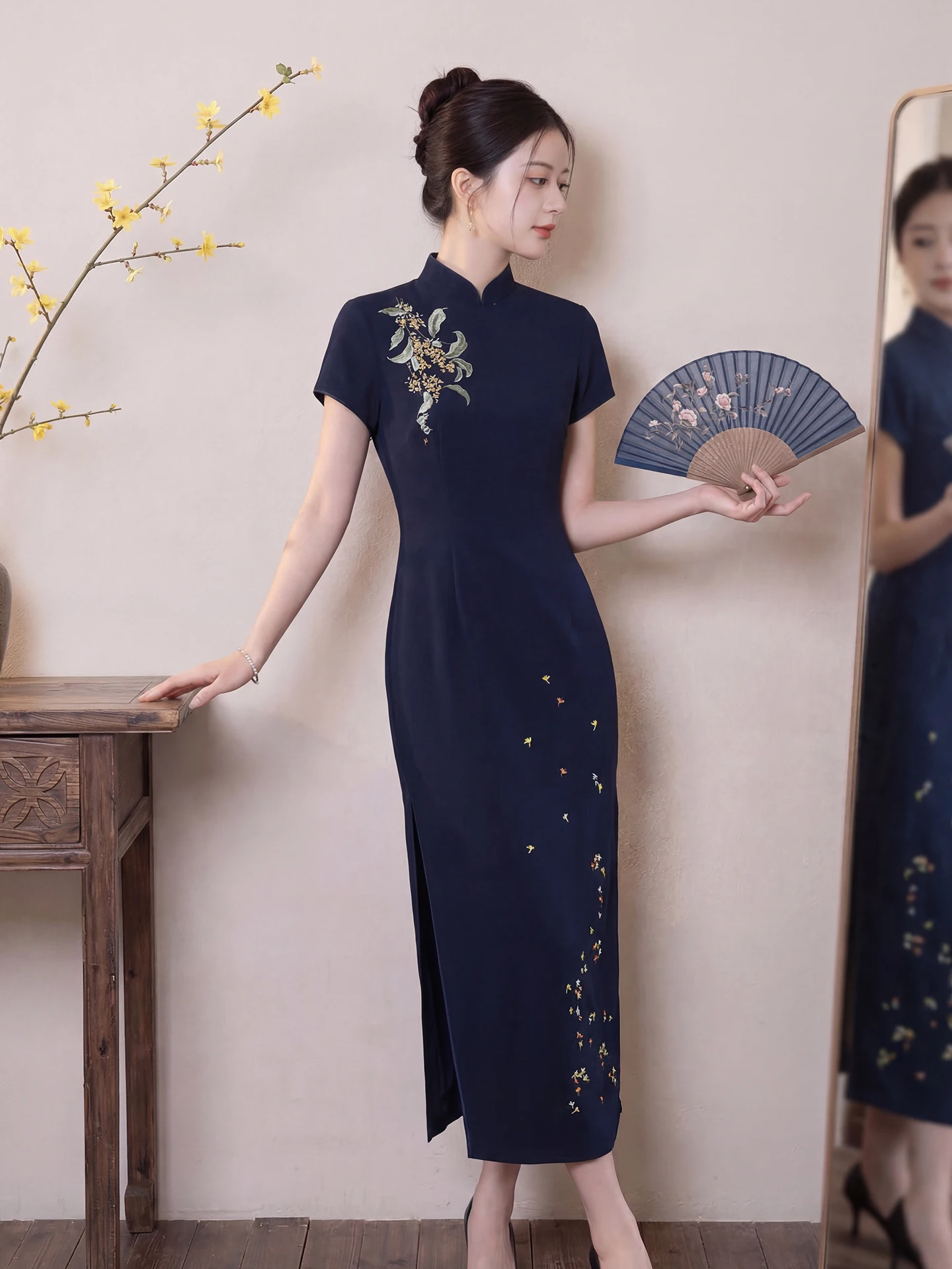 Retro Short Sleeve Elegant Deep Blue Embroidered Dress Women's Fashionable Reformed Chinese Style Spring Summer
Retro Short Sleeve Elegant Deep Blue Embroidered Dress Women's Fashionable Reformed Chinese Style Spring Summer