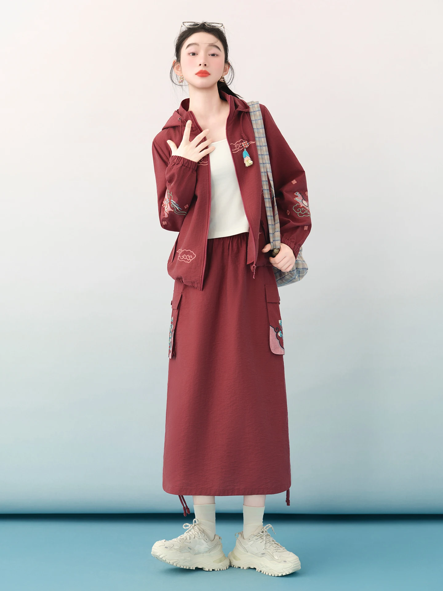 Summer Thin Loose Hooded Embroidered Outerwear Three-Piece Set Casual Style Zipper Long Sleeve Short Coat for Women
Summer Thin Loose Hooded Embroidered Outerwear Three-Piece Set Casual Style Zipper Long Sleeve Short Coat for Women