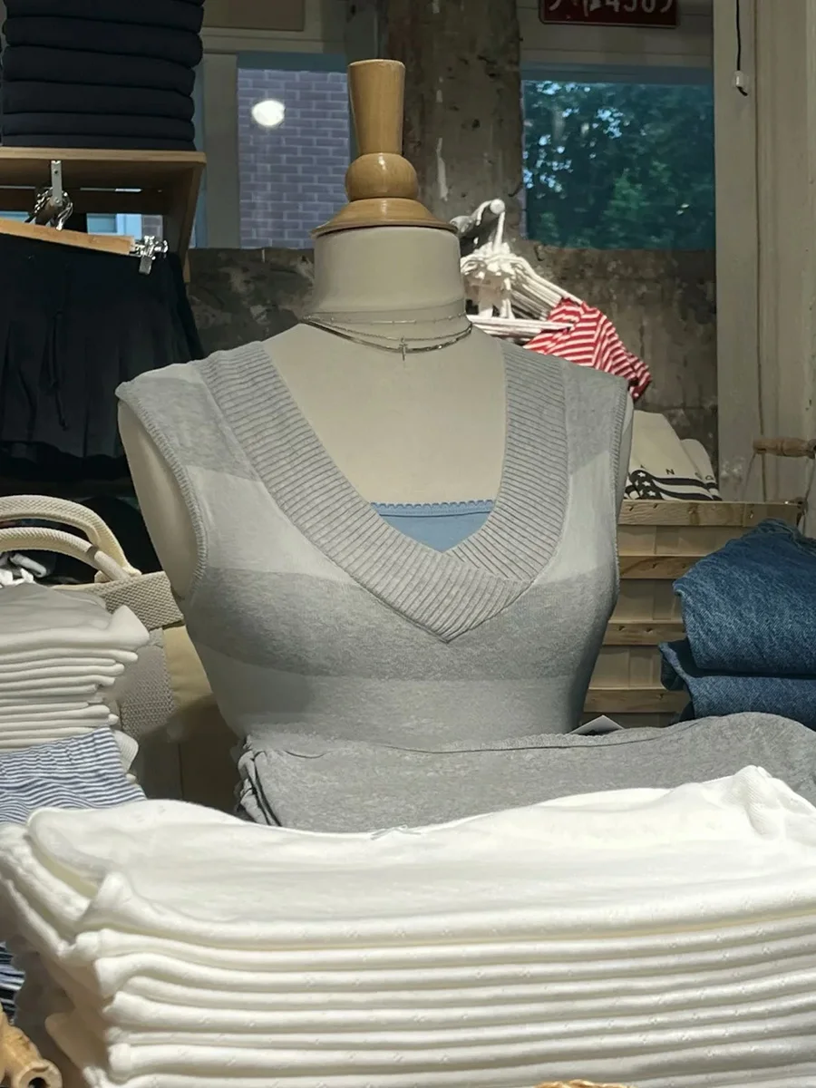 Светло-серый полосатый вязаный жилет для женщин, осенний ребристый тонкий свитер с v-образным вырезом, топы на бретелях в консервативном стиле, винтажный сладкий топ без рукавов Y2k 
Светло-серый полосатый вязаный жилет для женщин, осенний ребристый тонкий свитер с v-образным вырезом, топы на бретелях в консервативном стиле, винтажный сладкий топ без рукавов Y2k