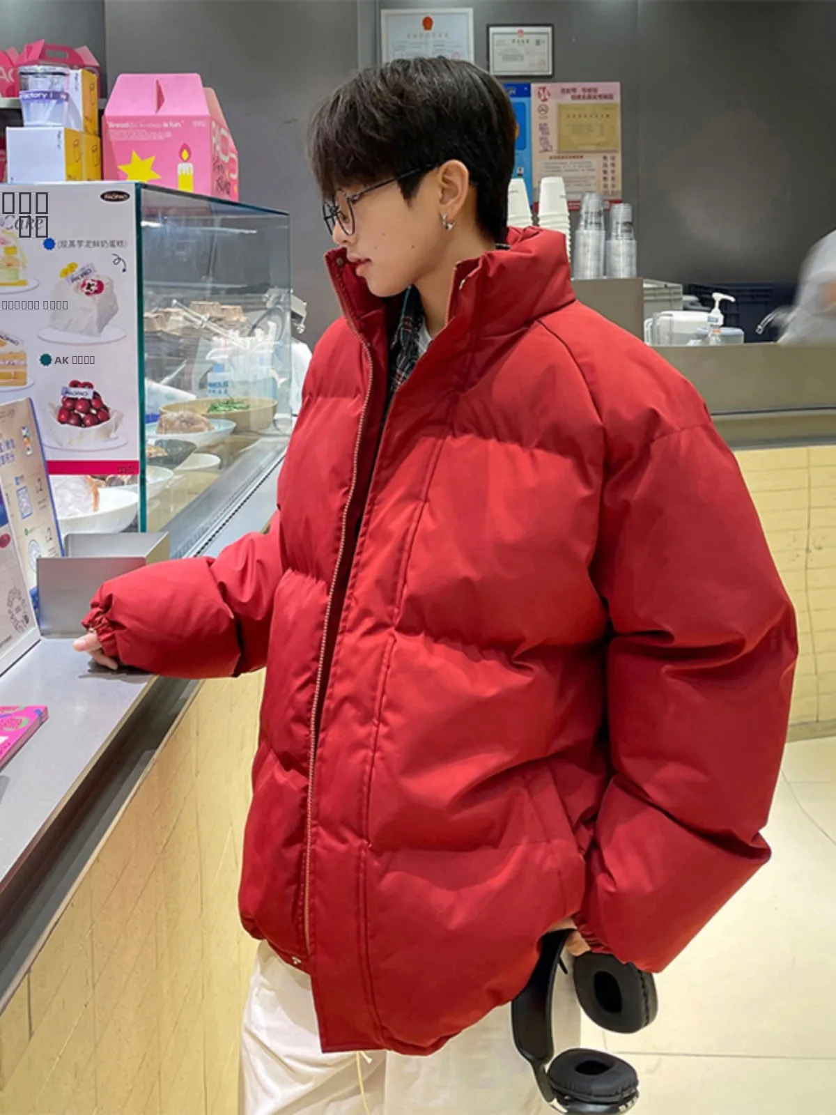 Легкая мужская куртка-пуховик из хлопка цвета винного красного, в американском стиле, приталенного кроя, для уличной моды, с двойным хлопковым утеплителем, в стиле High Street Northeast.
Легкая мужская куртка-пуховик из хлопка цвета винного красного, в американском стиле, приталенного кроя, для уличной моды, с двойным хлопковым утеплителем, в стиле High Street Northeast.