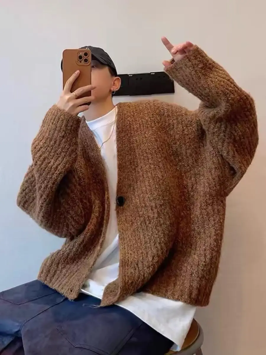 Американский ленивый свободный повседневный вязаный свитер, пальто, мужской осенне-зимний простой открытый кардиган с v-образным вырезом, модный на пуговицах
Американский ленивый свободный повседневный вязаный свитер, пальто, мужской осенне-зимний простой открытый кардиган с v-образным вырезом, модный на пуговицах