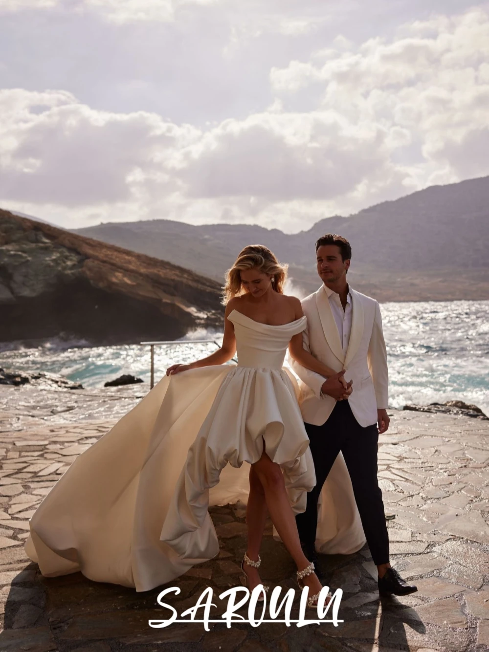 Dramatic Gathered Voluminous High-low Skirt Flowy Satin A Line Wedding Dress With Corset Customized Fairy Strapless Bride Wear
Dramatic Gathered Voluminous High-low Skirt Flowy Satin A Line Wedding Dress With Corset Customized Fairy Strapless Bride Wear