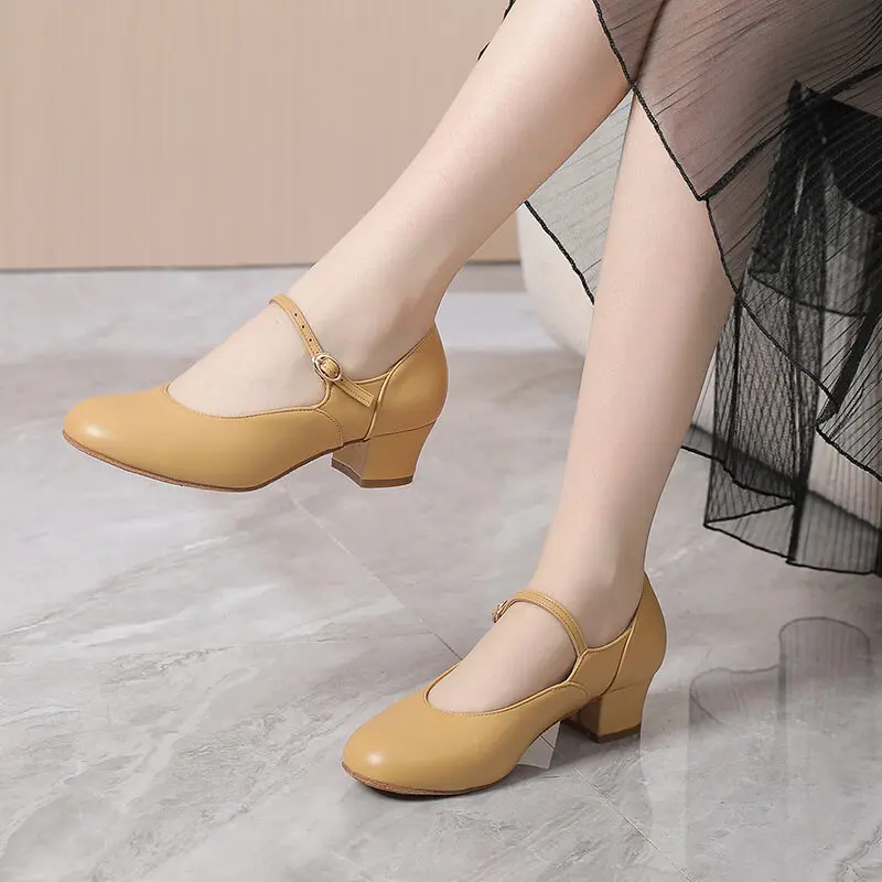 Indoor Latin Dance Shoes New Style Teacher Training Shoes Imitation Leather Mid-Heel
Indoor Latin Dance Shoes New Style Teacher Training Shoes Imitation Leather Mid-Heel
