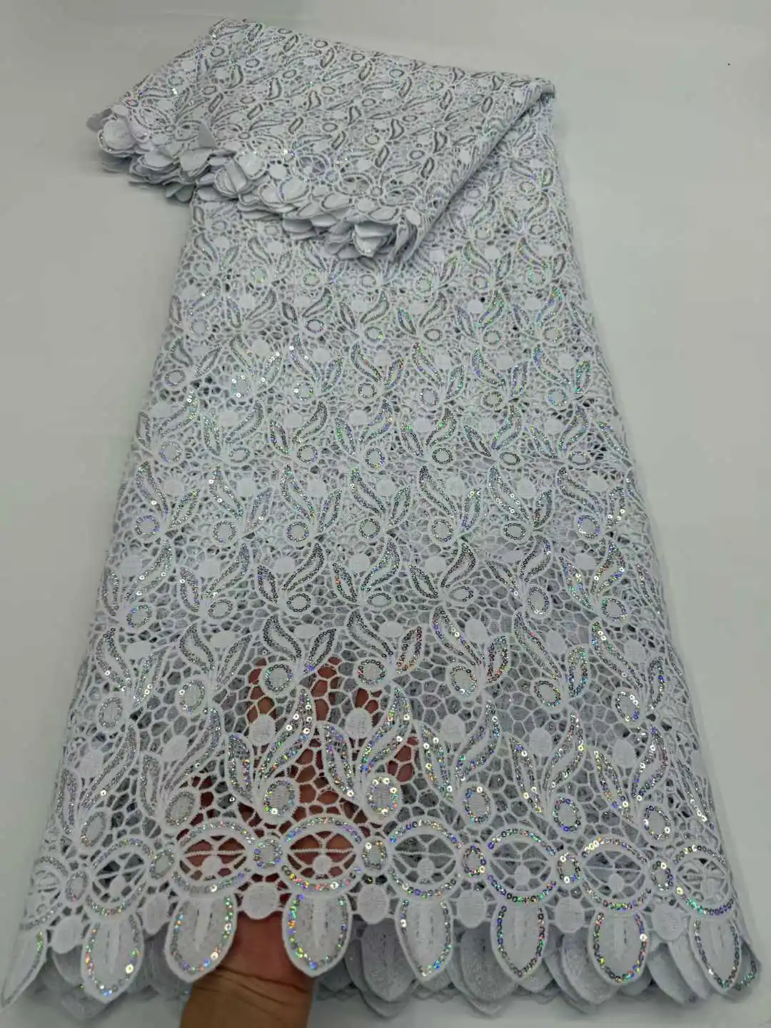 Белая гипюровая кружевная ткань для невест в нигерийском африканском стиле с бусинами и блестками для свадебных вечеринок, последняя горячая распродажа 2025 года
Белая гипюровая кружевная ткань для невест в нигерийском африканском стиле с бусинами и блестками для свадебных вечеринок, последняя горячая распродажа 2025 года