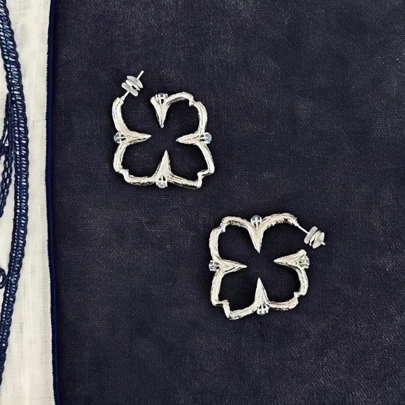 Niche Design Guan Xiaotong Zhu Zhu, The Same Contoured Branch Inlaid Flower Earrings, Women's High-end Unique Earrings, Earrings
Niche Design Guan Xiaotong Zhu Zhu, The Same Contoured Branch Inlaid Flower Earrings, Women's High-end Unique Earrings, Earrings