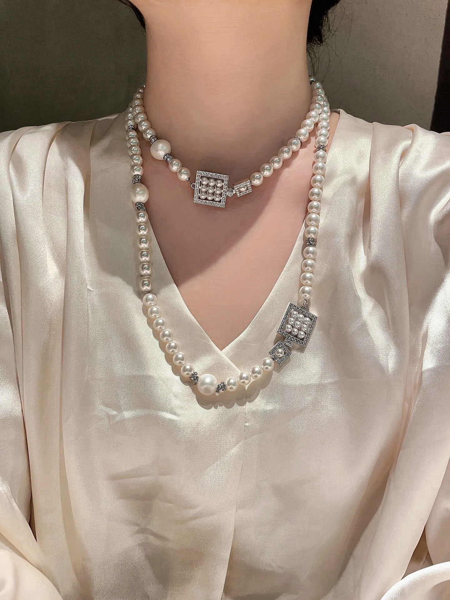 European and American fashion new rhinestone square pearl necklace sweater chain
European and American fashion new rhinestone square pearl necklace sweater chain