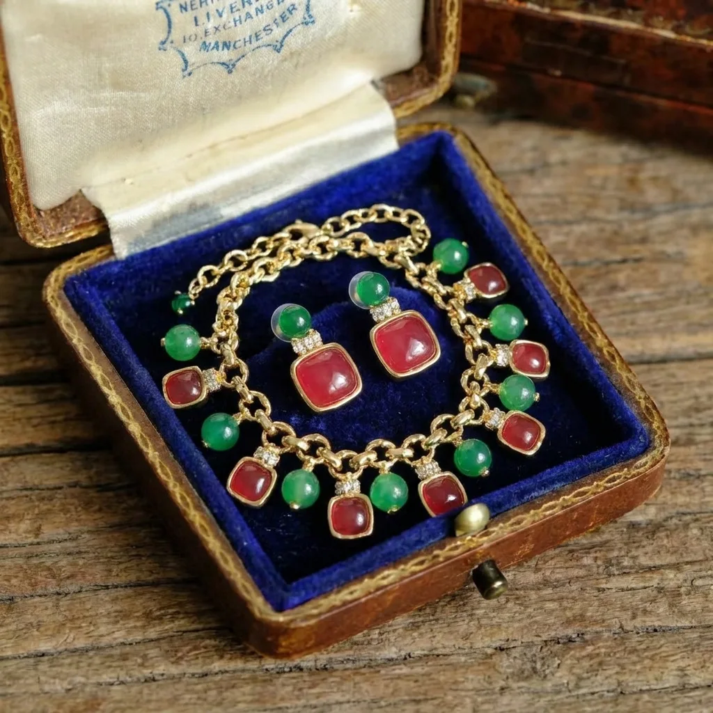 Middle-aged Retro Red Green Contrasting Color Gemstone Jewelry Set Tassel Fashion Light Luxury Necklace Earrings Two-piece Set
Middle-aged Retro Red Green Contrasting Color Gemstone Jewelry Set Tassel Fashion Light Luxury Necklace Earrings Two-piece Set