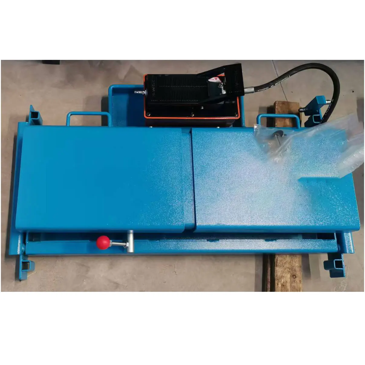 Pneumatic Foot Pump and Secondary Lifting Pulley Jack for Four Post Lift
Pneumatic Foot Pump and Secondary Lifting Pulley Jack for Four Post Lift