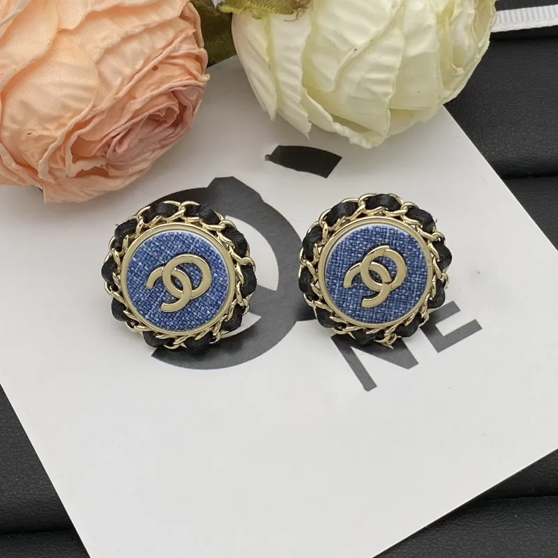 High Version Small Double Stud Earrings, Classic High-end Style, Silver Needle To Version, Benchmarking Luxury Temperament
High Version Small Double Stud Earrings, Classic High-end Style, Silver Needle To Version, Benchmarking Luxury Temperament