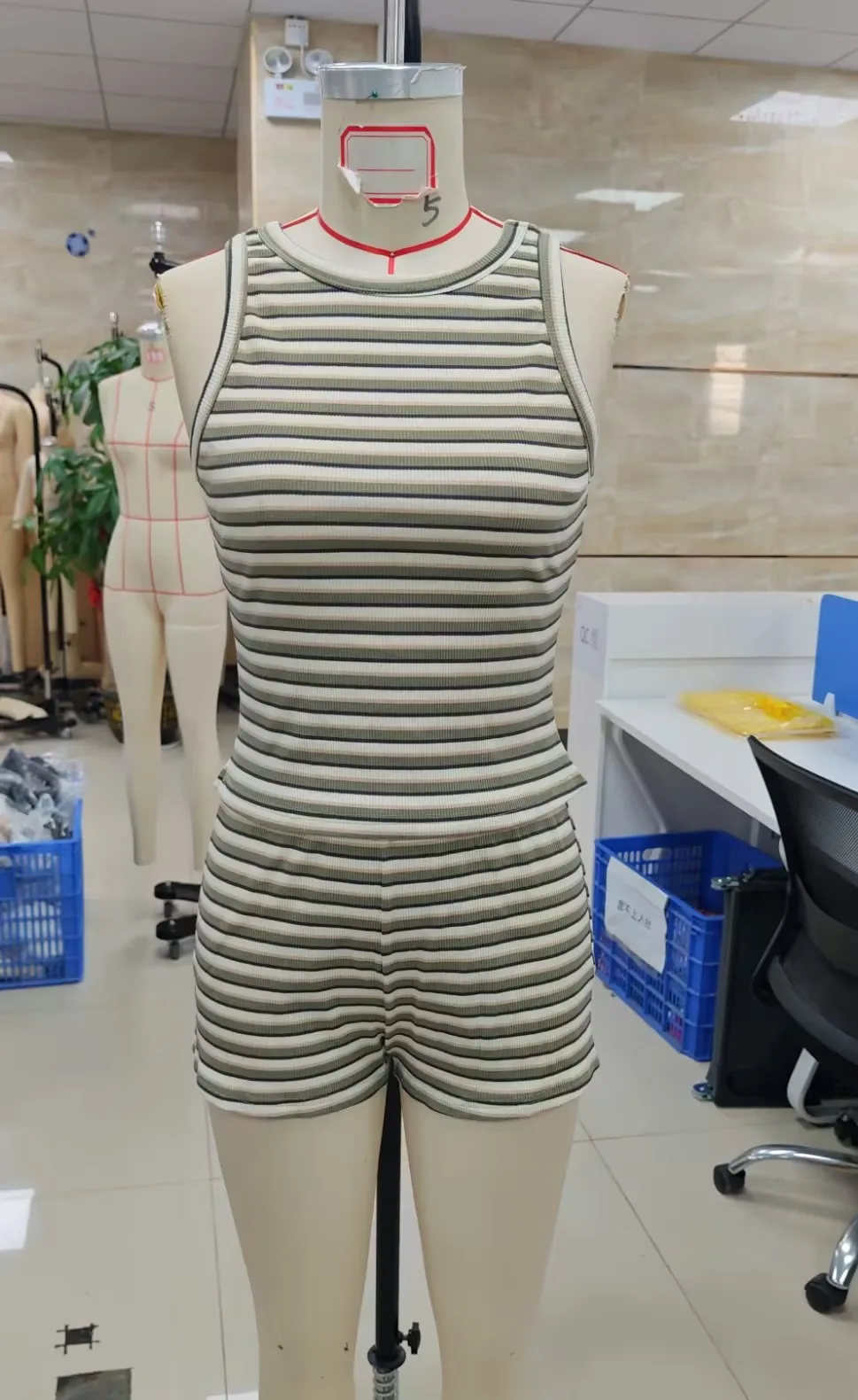 Women's Striped Sleeveless Romper Ribbed Knit One P-iece Bodycon Shorts Jumpsuit Horizontal Stripe Summer Bodysuit
Women's Striped Sleeveless Romper Ribbed Knit One P-iece Bodycon Shorts Jumpsuit Horizontal Stripe Summer Bodysuit