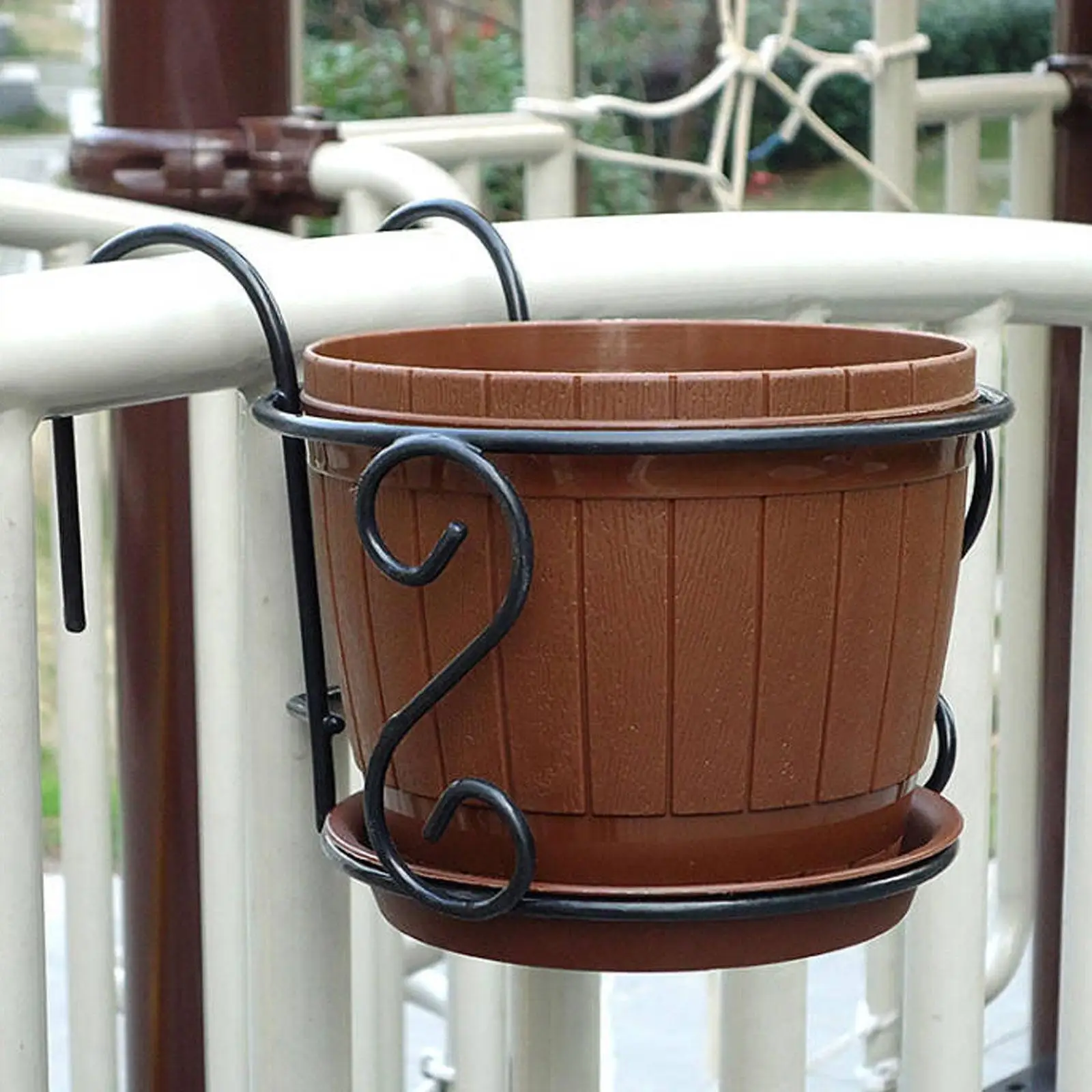 Iron Art Hanging Basket Yard Decoration Removable Metal Pot Plant Basket 
Iron Art Hanging Basket Yard Decoration Removable Metal Pot Plant Basket