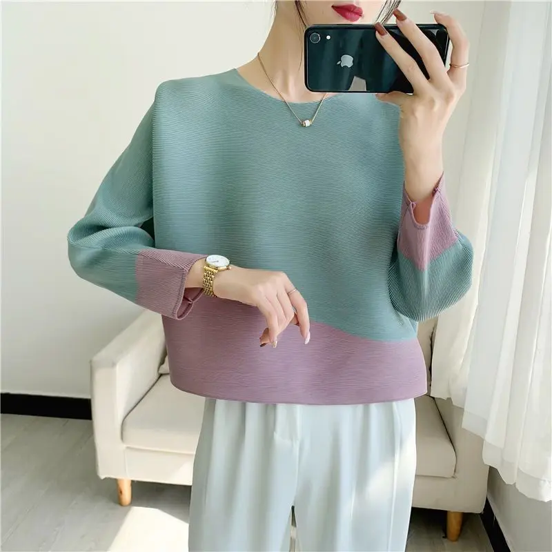 New contrasting color casual versatile thin T-shirt for women's spring short, slim and loose pleated top
New contrasting color casual versatile thin T-shirt for women's spring short, slim and loose pleated top