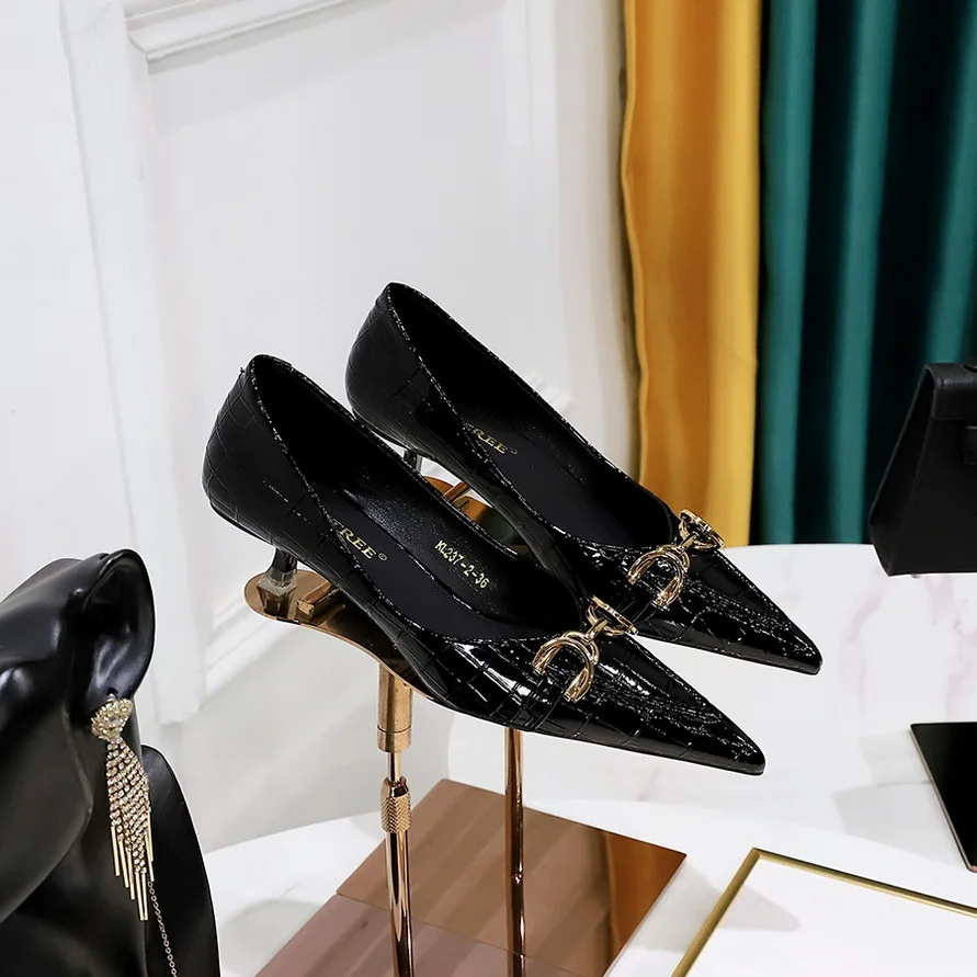 Women's Style Shoes With Thin Medium Heels Shallow Mouth Pointed Stone Pattern Patent Leather Metal Leather Buckle Women Pumps
Women's Style Shoes With Thin Medium Heels Shallow Mouth Pointed Stone Pattern Patent Leather Metal Leather Buckle Women Pumps