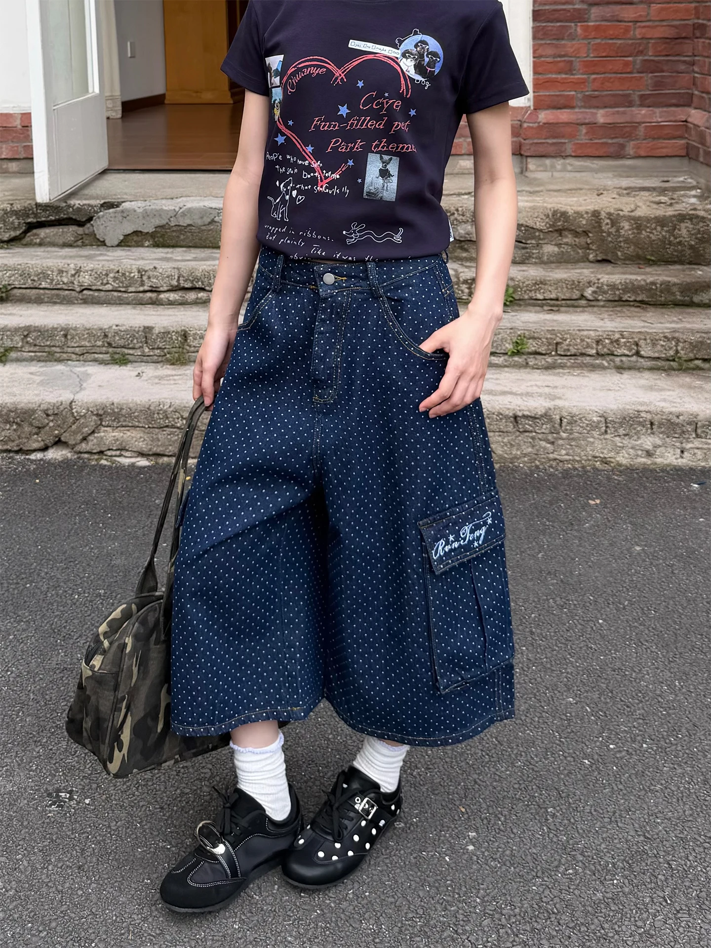 Мужские джинсовые шорты Don Cry Summer Casual с широкими штанинами, длиной 7/8, с большими карманами и вышивкой волнообразным узором.
Мужские джинсовые шорты Don Cry Summer Casual с широкими штанинами, длиной 7/8, с большими карманами и вышивкой волнообразным узором.
