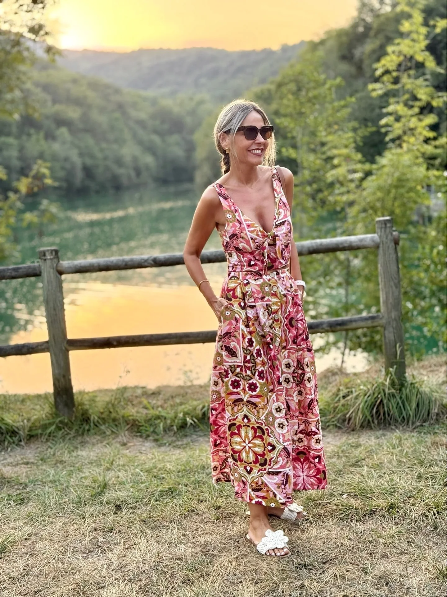 HH женский отпускной костюм с цветочным принтом, v-образный вырез, бант, ажурный топ без рукавов + однобортный плиссированный комплект юбки трапециевидной формы
HH женский отпускной костюм с цветочным принтом, v-образный вырез, бант, ажурный топ без рукавов + однобортный плиссированный комплект юбки трапециевидной формы