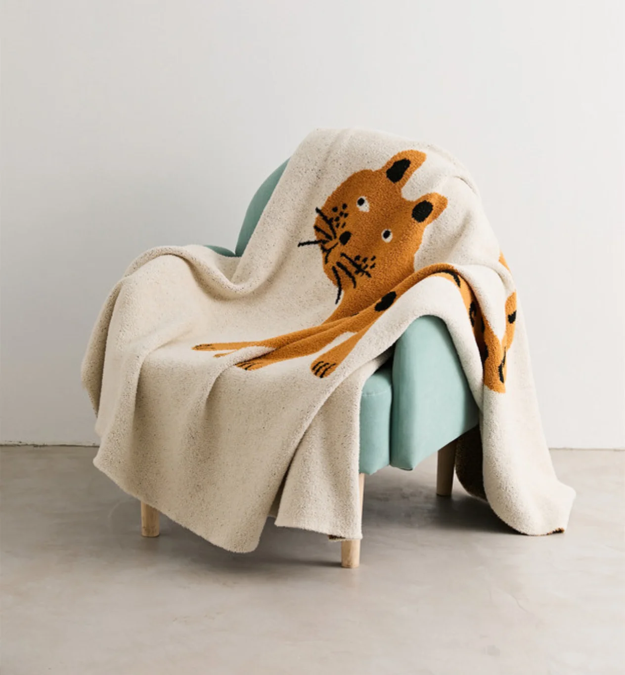 Half flannel spotted leopard leisure blanket, office nap blanket, knitted sofa blanket, pillowcase, bed end blanket
Half flannel spotted leopard leisure blanket, office nap blanket, knitted sofa blanket, pillowcase, bed end blanket