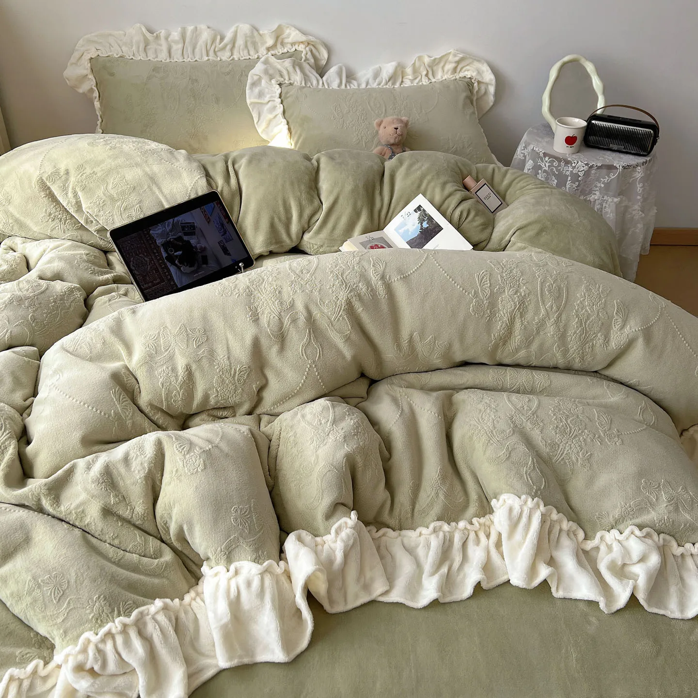 Thiened Class a Milk Velvet Coral Velvet Four Piece Set French Sle Active Printing Floral Carving Bedding Set for Winter
Thiened Class a Milk Velvet Coral Velvet Four Piece Set French Sle Active Printing Floral Carving Bedding Set for Winter