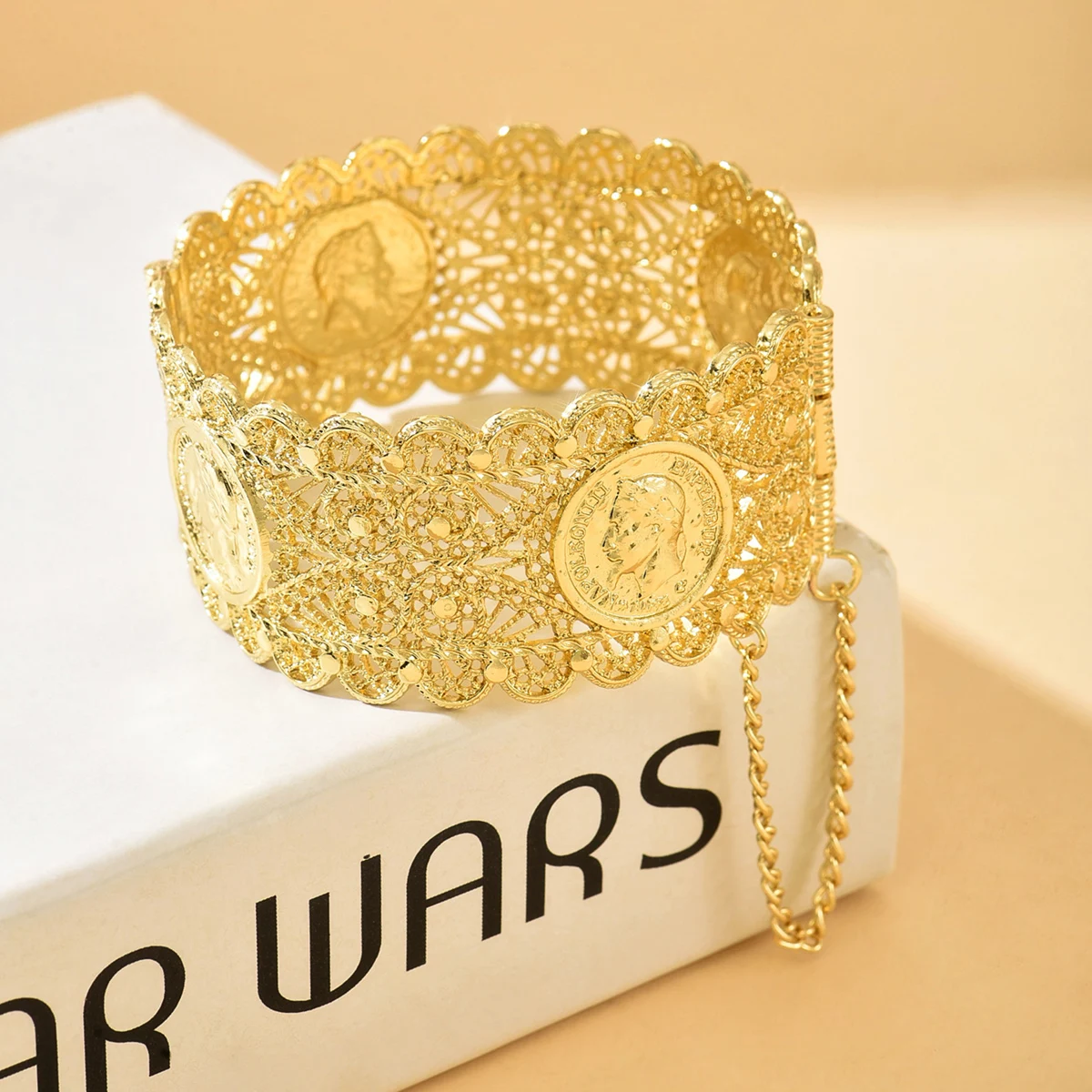 Ювелирные изделия-браслет Алжирской невесты с графическим дизайном монет Наполеона, тонко резная, аксессуар на запястье для свадьбы
Ювелирные изделия-браслет Алжирской невесты с графическим дизайном монет Наполеона, тонко резная, аксессуар на запястье для свадьбы