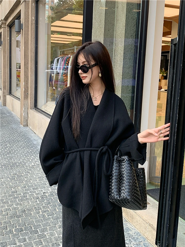 Elegant Double-Faced Woolen Coat Women's Short Style with Belt Bathrobe Design Autumn Winter Fashionable Commute Outerwear
Elegant Double-Faced Woolen Coat Women's Short Style with Belt Bathrobe Design Autumn Winter Fashionable Commute Outerwear