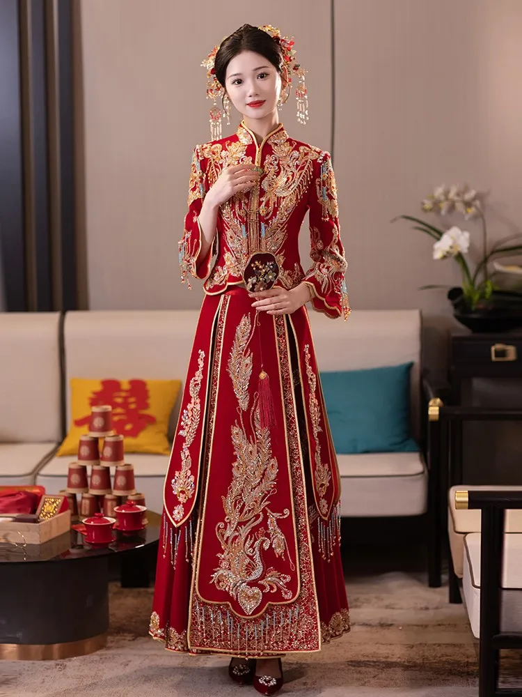 The bride's new wedding dress a Chinese-style red gown and toasting
The bride's new wedding dress a Chinese-style red gown and toasting