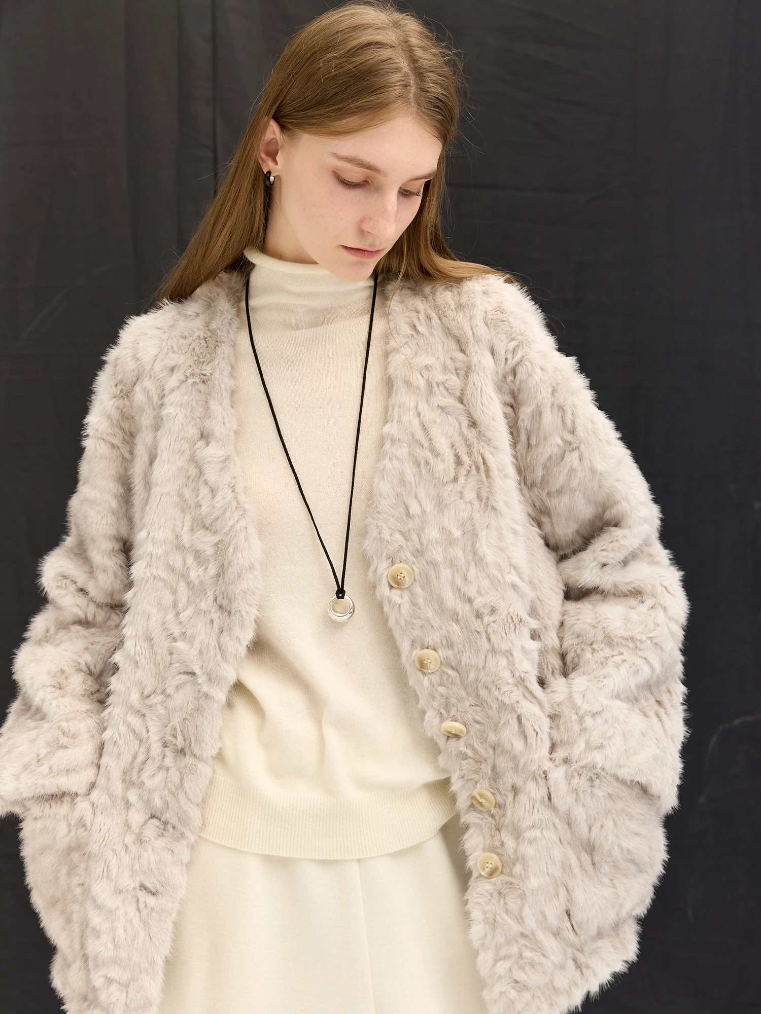 Camon High Quali Cosite Leather And Fur Women's Jaet V Ne Fake Fur ort Coat Loose Fit Long Sve
Camon High Quali Cosite Leather And Fur Women's Jaet V Ne Fake Fur ort Coat Loose Fit Long Sve