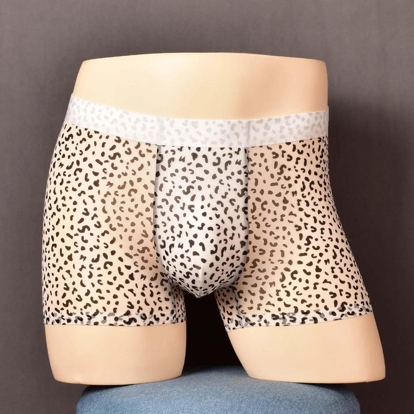 Мужские трусы-боксеры с гиалуроновой кислотой и U-образным мешком, ткань Исландии, черное ультратонкое молодежное нижнее белье с леопардовым принтом
Мужские трусы-боксеры с гиалуроновой кислотой и U-образным мешком, ткань Исландии, черное ультратонкое молодежное нижнее белье с леопардовым принтом