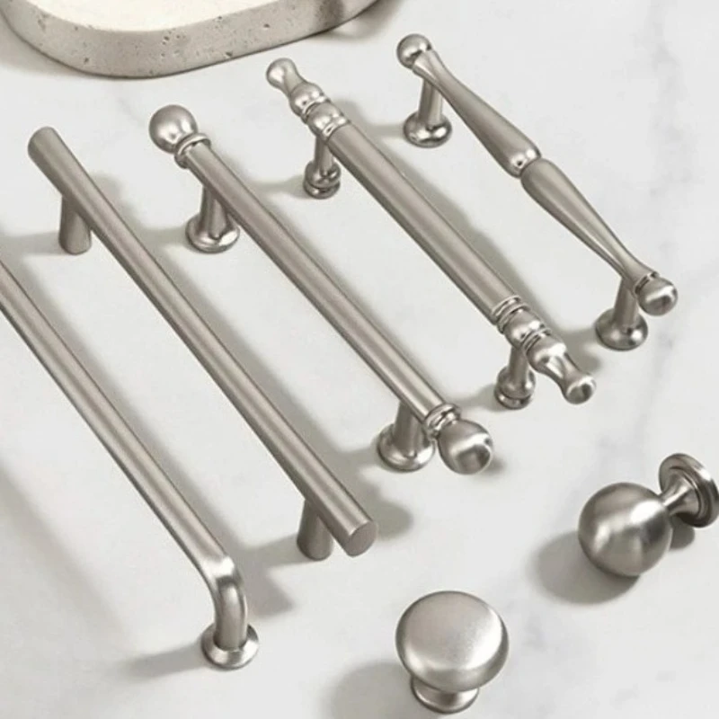 Дверная ручка шкафа из цинкового сплава, матовое серебро, ящик/полка для обуви, ручки с одним отверстием, твердые ручки для кухонного шкафа, мебельные ручки
Дверная ручка шкафа из цинкового сплава, матовое серебро, ящик/полка для обуви, ручки с одним отверстием, твердые ручки для кухонного шкафа, мебельные ручки