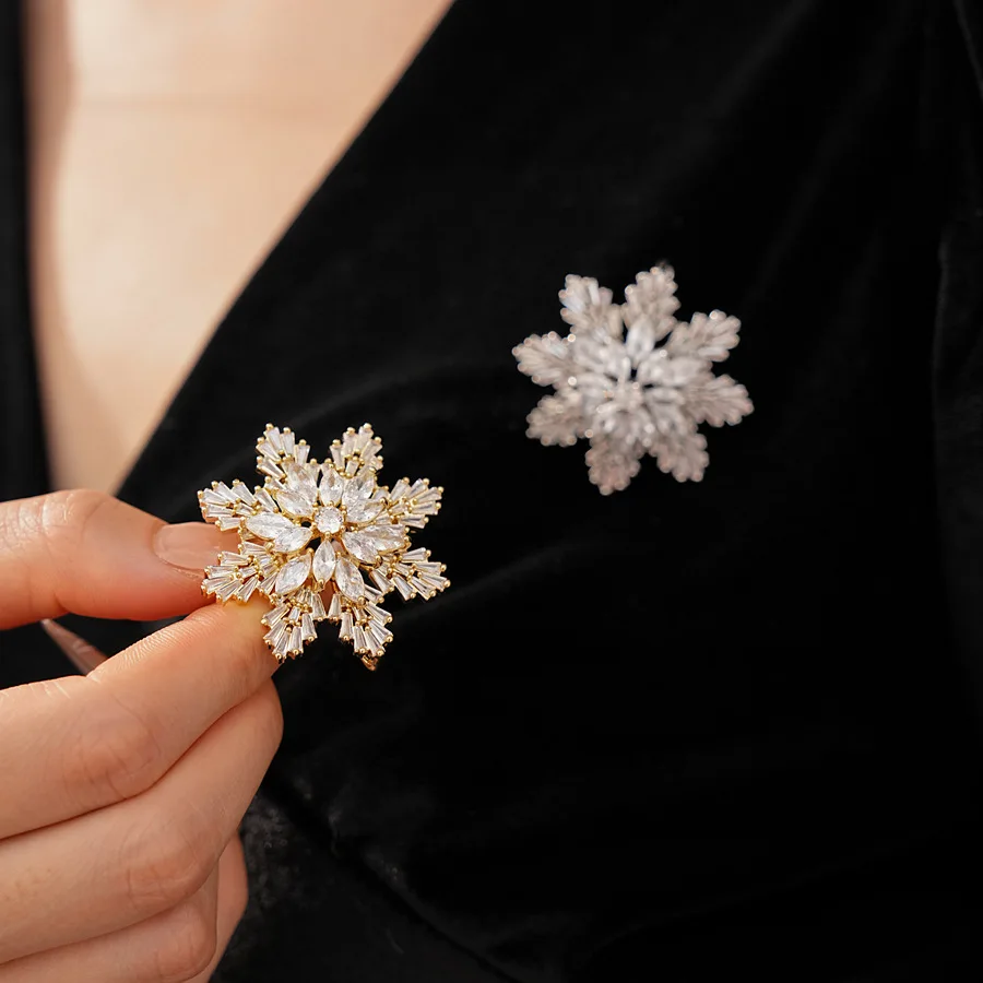 Sparkly Zircon Snowflake Brooch - Super Shiny Women Fashion Jewelry | Daily Wear Christmas Party Accessory
Sparkly Zircon Snowflake Brooch - Super Shiny Women Fashion Jewelry | Daily Wear Christmas Party Accessory