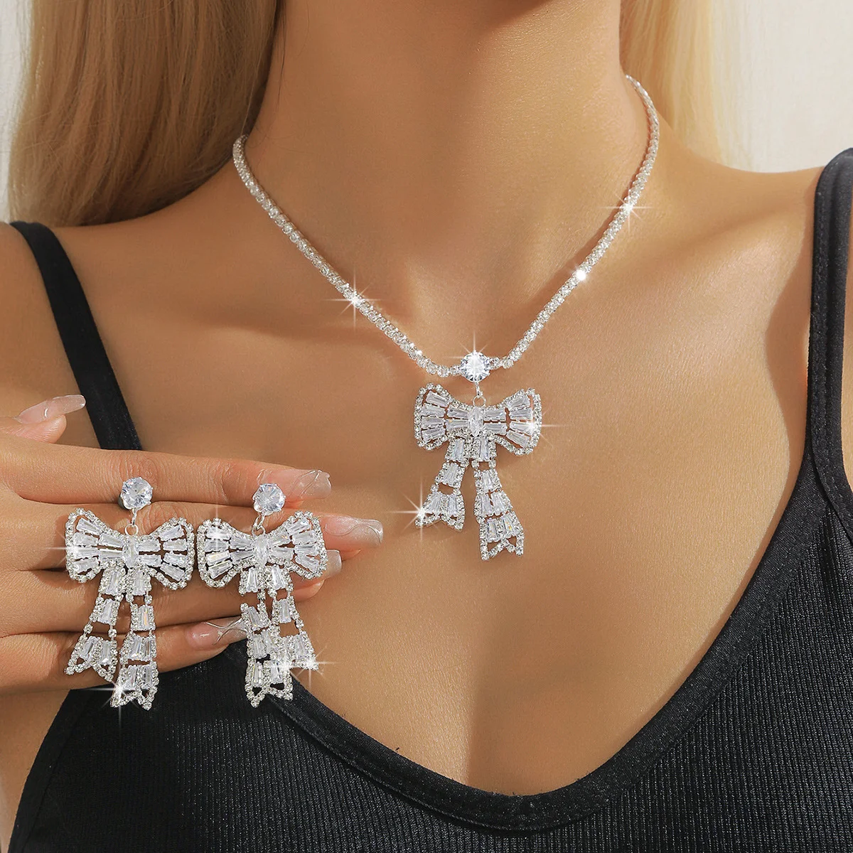 Sweet and luxurious style diamond-set zirconia bow necklace and earrings set - European niche high-end elegant accessory
Sweet and luxurious style diamond-set zirconia bow necklace and earrings set - European niche high-end elegant accessory