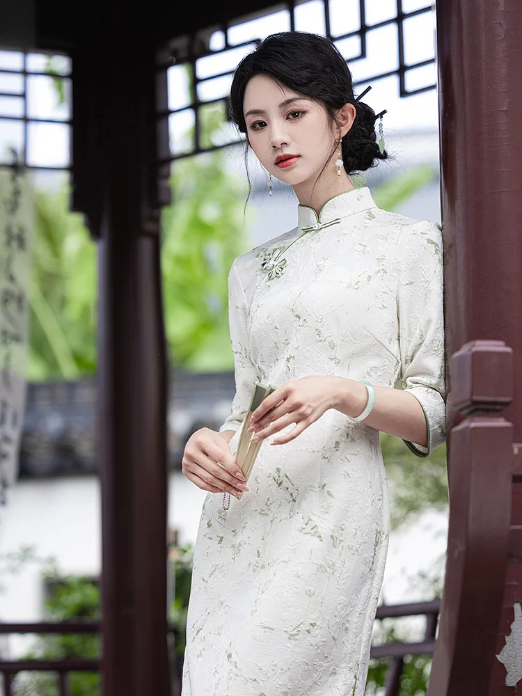 Осенне-зимнее платье Cheongsam из синели, улучшенное платье для молодых девушек, элегантное Ципао в китайском стиле для женщин
Осенне-зимнее платье Cheongsam из синели, улучшенное платье для молодых девушек, элегантное Ципао в китайском стиле для женщин