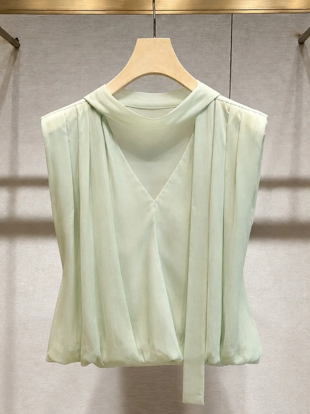 Elegant V-Neck Sashless Sleeveless Vest 2026 Summer Chiffon High-End Feelings Small Shirt Versatile Exquisite Top Women's Fas...
Elegant V-Neck Sashless Sleeveless Vest 2026 Summer Chiffon High-End Feelings Small Shirt Versatile Exquisite Top Women's Fas...