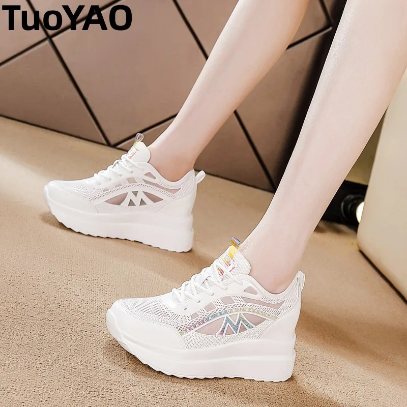 Белые кроссовки на платформе 8 см, дышащие прогулочные туфли из сетки и кожи, черные удобные массивные кроссовки для женщин, весна-лето
Белые кроссовки на платформе 8 см, дышащие прогулочные туфли из сетки и кожи, черные удобные массивные кроссовки для женщин, весна-лето