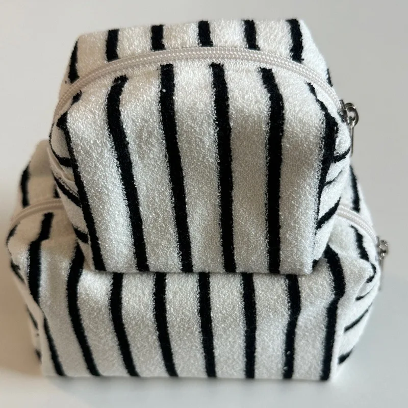 Сумка для туалетных принадлежностей в черно-белую полоску, минималистичная косметичка для помады, дорожная складная портативная сумка для хранения, кошелек для монет, подвеска для сумки
Сумка для туалетных принадлежностей в черно-белую полоску, минималистичная косметичка для помады, дорожная складная портативная сумка для хранения, кошелек для монет, подвеска для сумки