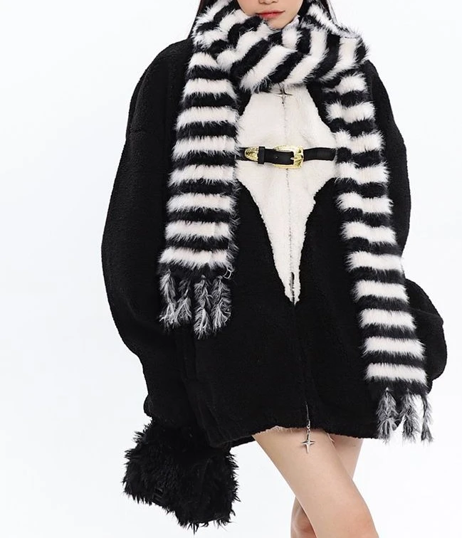 High-end Plush Thick Fleece Design with Contrasting Color Patchwork and Loose Fluffy Coat
High-end Plush Thick Fleece Design with Contrasting Color Patchwork and Loose Fluffy Coat