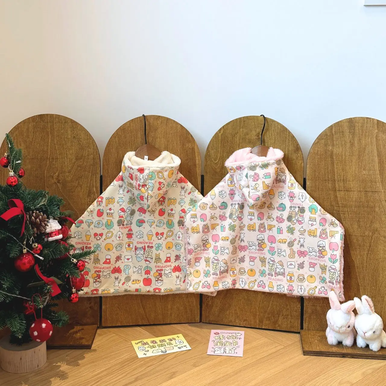 Очаровательный иллюстрированный зимний плащ для домашних животных, двусторонний, с капюшоном, мягкий и теплый, как одеяло, для собак и кошек, подходит для маленьких собак
Очаровательный иллюстрированный зимний плащ для домашних животных, двусторонний, с капюшоном, мягкий и теплый, как одеяло, для собак и кошек, подходит для маленьких собак