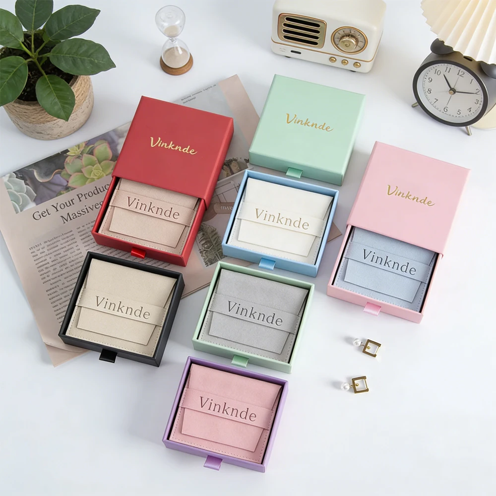 24 шт., роскошная шкатулка для драгоценностей, индивидуальный логотип, картонный бумажный ящик, серьги, коробки для ожерелья с бархатной пылью из микрофибры, подарочная сумка, чехол
24 шт., роскошная шкатулка для драгоценностей, индивидуальный логотип, картонный бумажный ящик, серьги, коробки для ожерелья с бархатной пылью из микрофибры, подарочная сумка, чехол