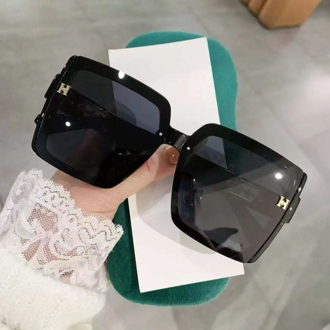 Женские солнцезащитные очки премиум-класса — модный квадратный дизайн большого размера, устойчивые к царапинам линзы, идеально подходят для улицы и гламурные
Женские солнцезащитные очки премиум-класса — модный квадратный дизайн большого размера, устойчивые к царапинам линзы, идеально подходят для улицы и гламурные