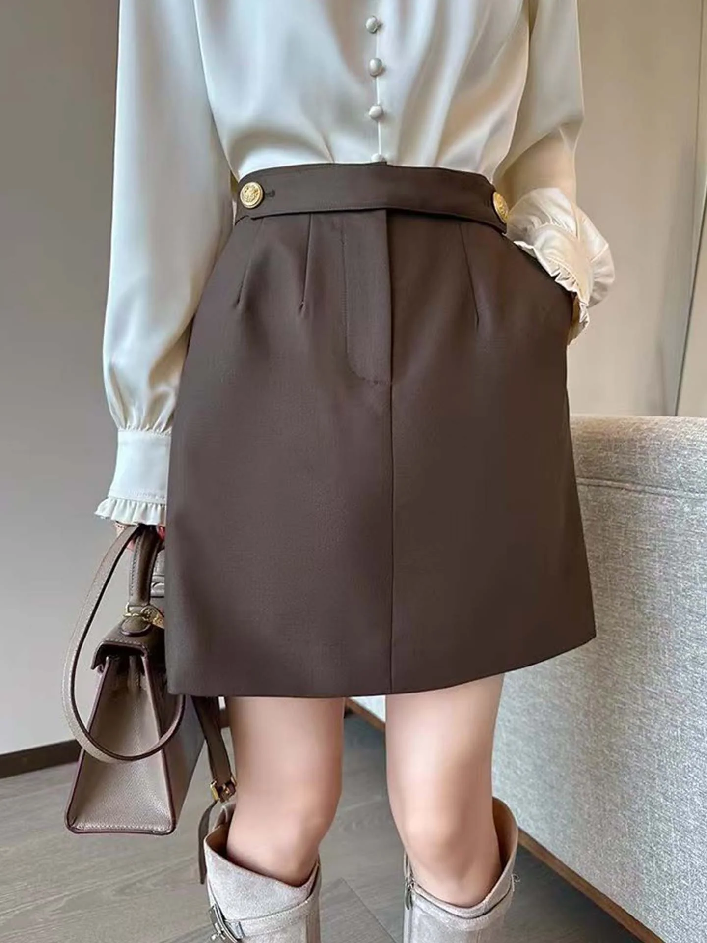 Повседневная элегантная юбка-трапеция с высокой талией, кофейного цвета, универсальная, модная, простая короткая юбка для женщин, премиум-класса
Повседневная элегантная юбка-трапеция с высокой талией, кофейного цвета, универсальная, модная, простая короткая юбка для женщин, премиум-класса
