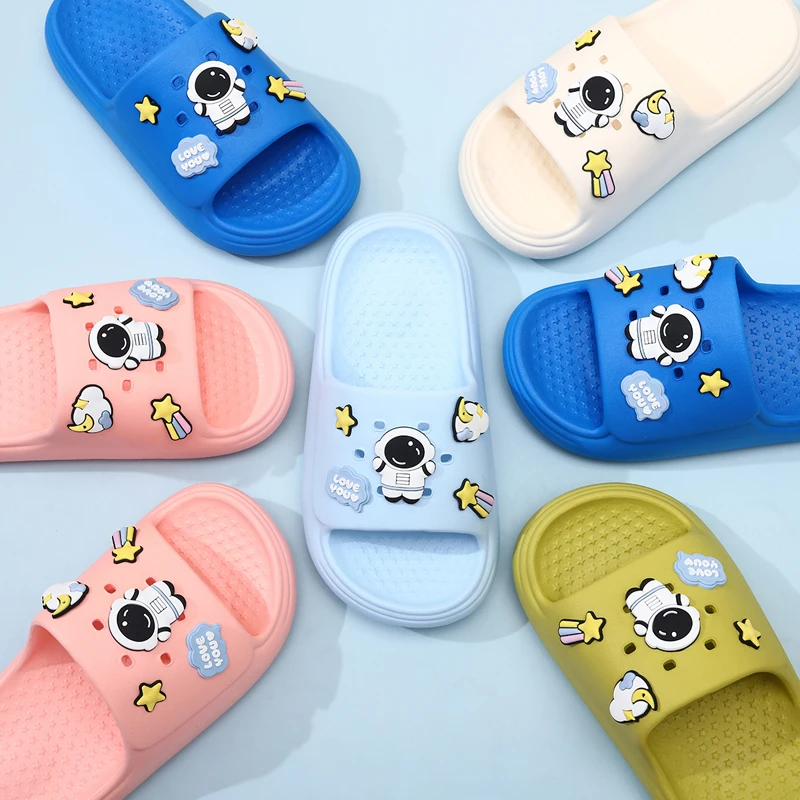 Детские летние тапочки, легкие сандалии из ЭВА, детские пляжные модные шлепанцы, оригинальные домашние нескользящие удобные шлепанцы для спальни 
Детские летние тапочки, легкие сандалии из ЭВА, детские пляжные модные шлепанцы, оригинальные домашние нескользящие удобные шлепанцы для спальни