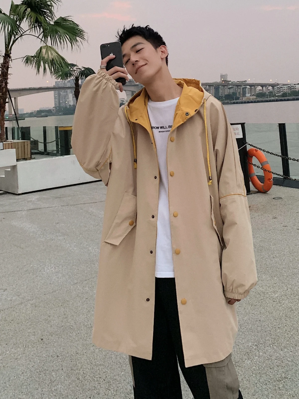 Trench Coats Ruffle Mens Winter Slim Mid-Long Cycling Adult Stylish European High-Quality Fabric Turn-Down Simple Fashion Front
Trench Coats Ruffle Mens Winter Slim Mid-Long Cycling Adult Stylish European High-Quality Fabric Turn-Down Simple Fashion Front