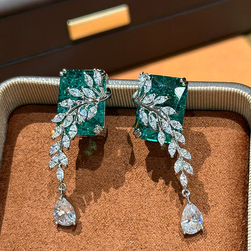 Korean Zircon Exquisite Temperament New Fringed Light Luxury Earrings
Korean Zircon Exquisite Temperament New Fringed Light Luxury Earrings