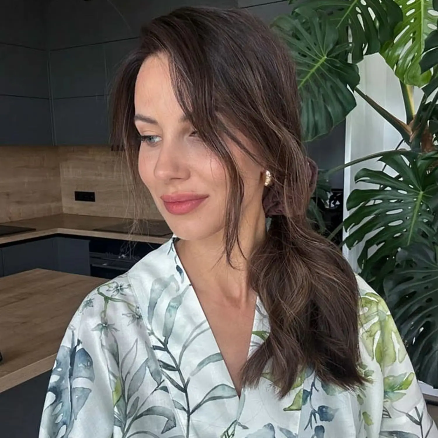 Новинка в темных париках 16 дюймов, высококачественные плечевые объемные волны, бесклеевые парики премиум-класса из волокна, синтетические волосы, косплей, вечерние парики для косплея
Новинка в темных париках 16 дюймов, высококачественные плечевые объемные волны, бесклеевые парики премиум-класса из волокна, синтетические волосы, косплей, вечерние парики для косплея