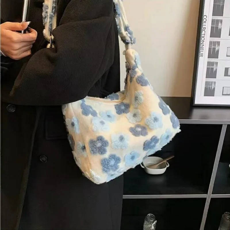 Autumn and Winter Plush Bag Women's Flower Lamb Wool Large Capacity Plush Tote Single Shoulder Crossbody Bag
Autumn and Winter Plush Bag Women's Flower Lamb Wool Large Capacity Plush Tote Single Shoulder Crossbody Bag