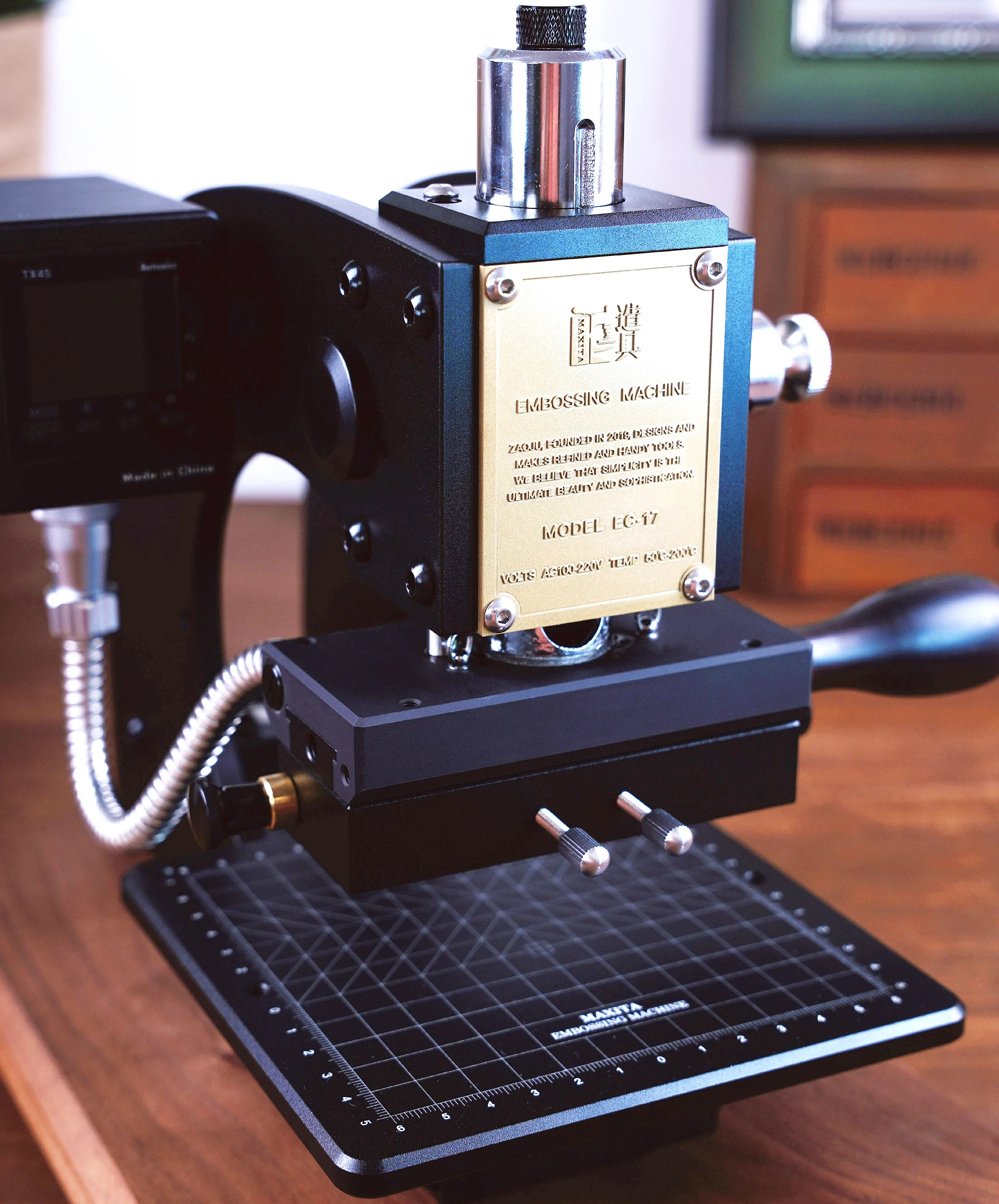 EC-17 Машина для горячего тиснения Бронзирующая машина Ручное тиснение ПВХ Кожаный термопресс Машина с индивидуальным логотипом 
EC-17 Машина для горячего тиснения Бронзирующая машина Ручное тиснение ПВХ Кожаный термопресс Машина с индивидуальным логотипом