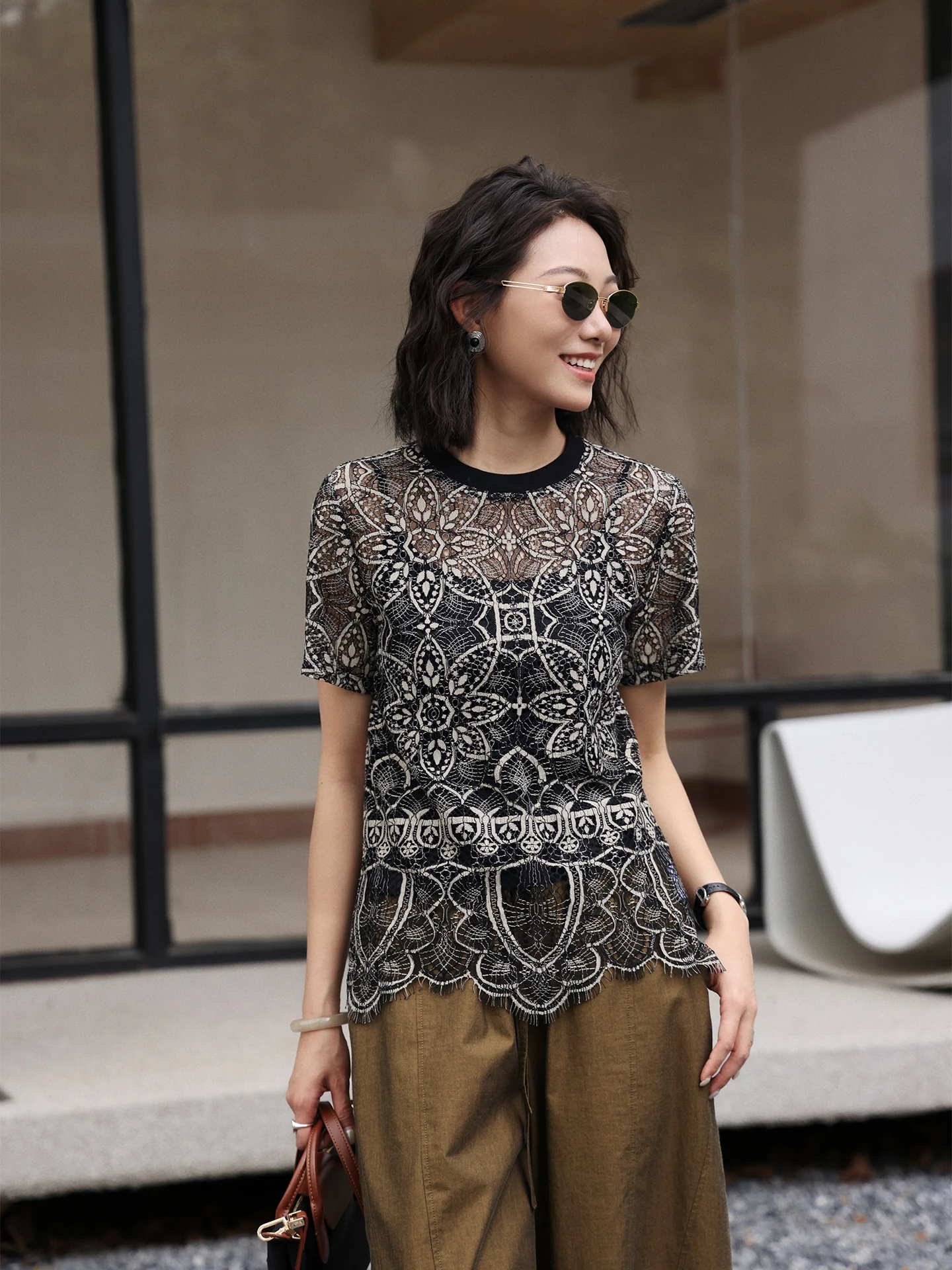 Retro Lace Hollow out round Neck Short Sleeve T-Shirt Women's Loose Fit Slimming Thin Summer Fashion Top Breathable Casual
Retro Lace Hollow out round Neck Short Sleeve T-Shirt Women's Loose Fit Slimming Thin Summer Fashion Top Breathable Casual
